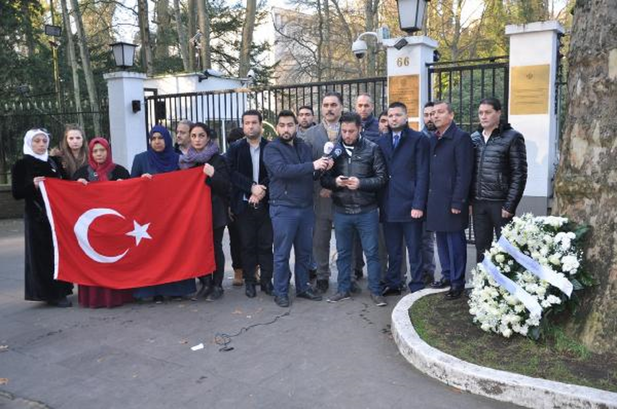 Uetd Belçika Rusya Büyükelçiliği Önüne Çiçek Bıraktı