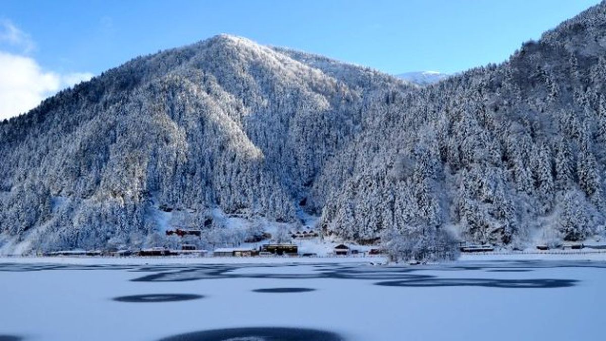 Uzungöl\'ün Yüzeyi Buz Tuttu