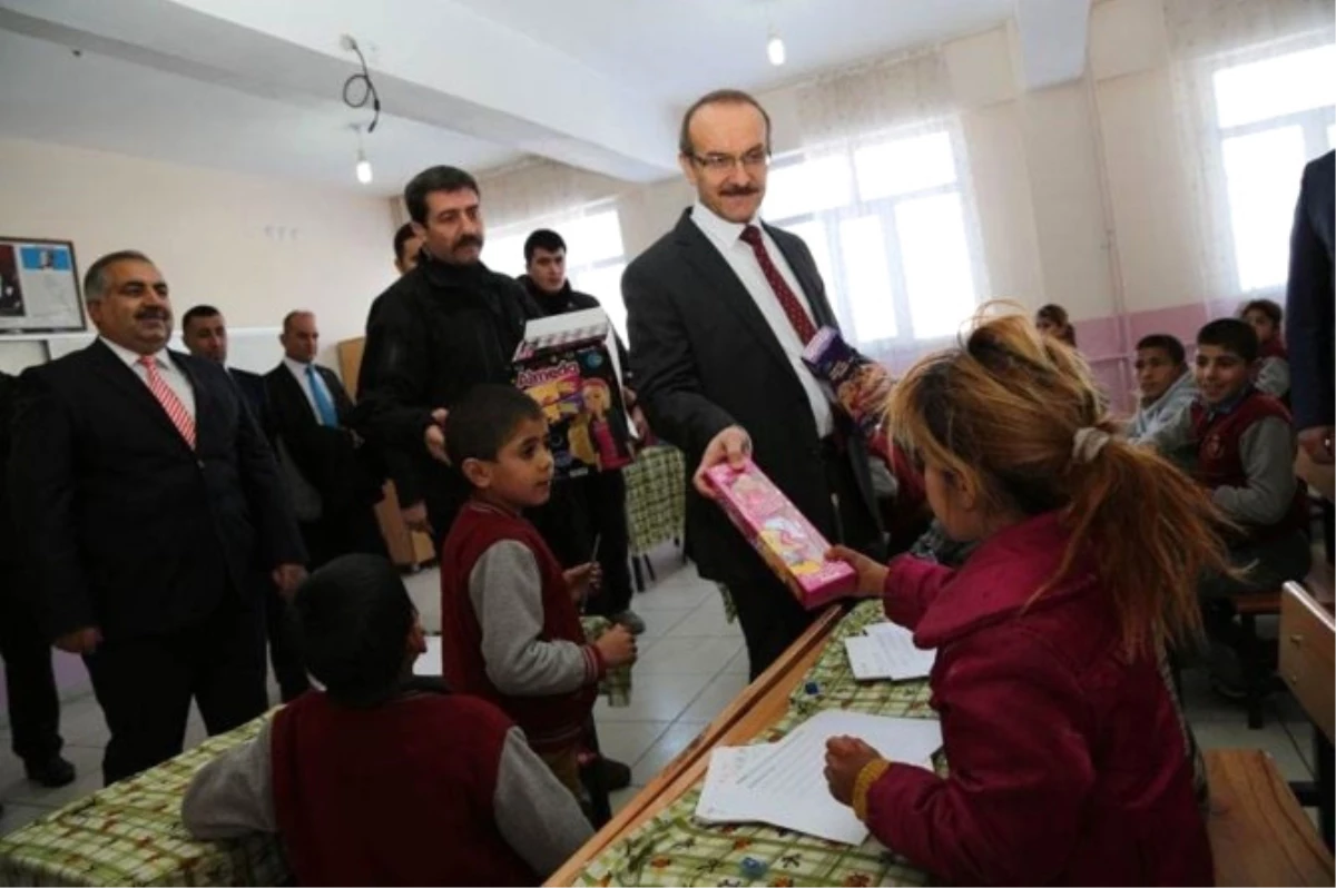 Vali Yavuz\'dan Suriyeli Çocuklara Ziyaret