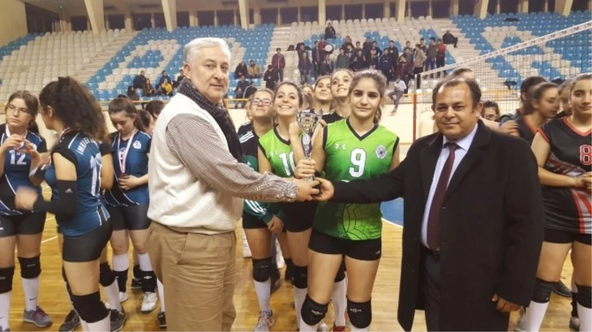 Voleybolda Lokman Hekim Anadolu Lisesi Şampiyon