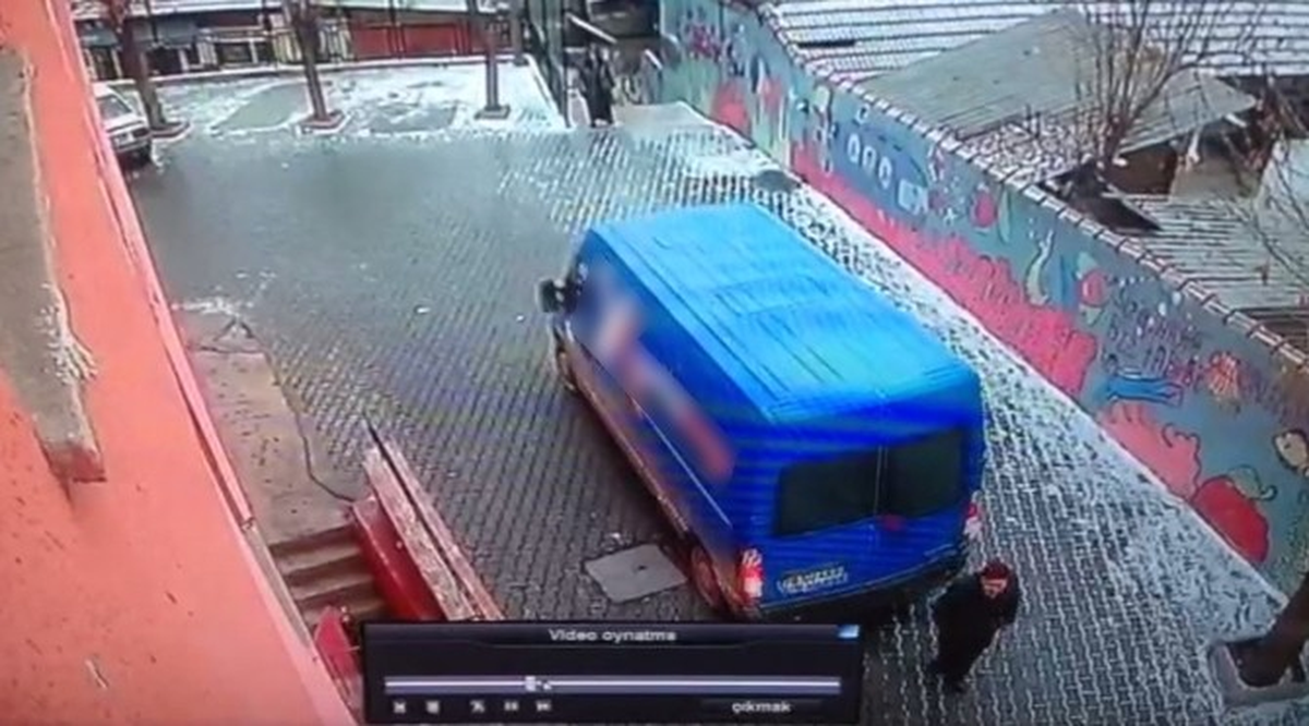 Yaşlı Adam Kargo Aracının Altında Kaldı