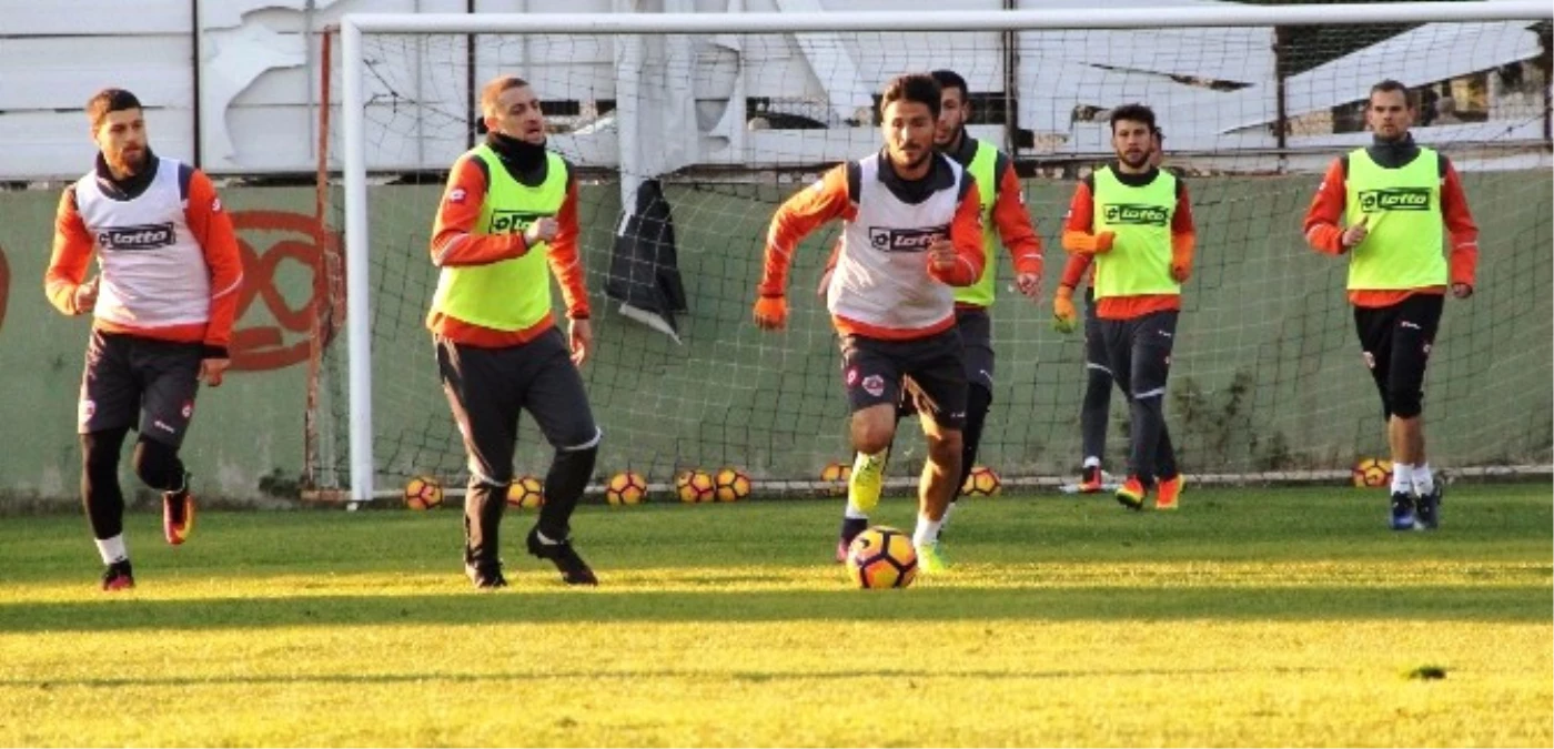 Adanaspor\'da Medipol Başakşehir Maçı Hazırlıkları Sürüyor