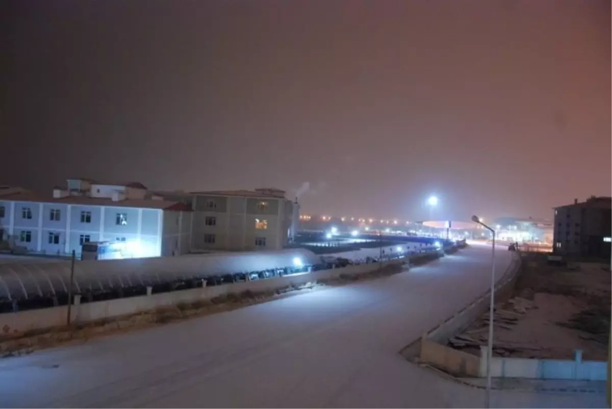 Afyonkarahisar\'da Beklenen Kar Yağışı Gece Yarısı Başladı