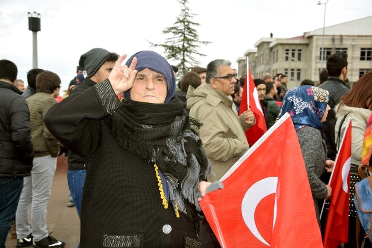 Ameliyatlı Bacağını Aldırmadan Teröre Tepki İçin Yürüdü