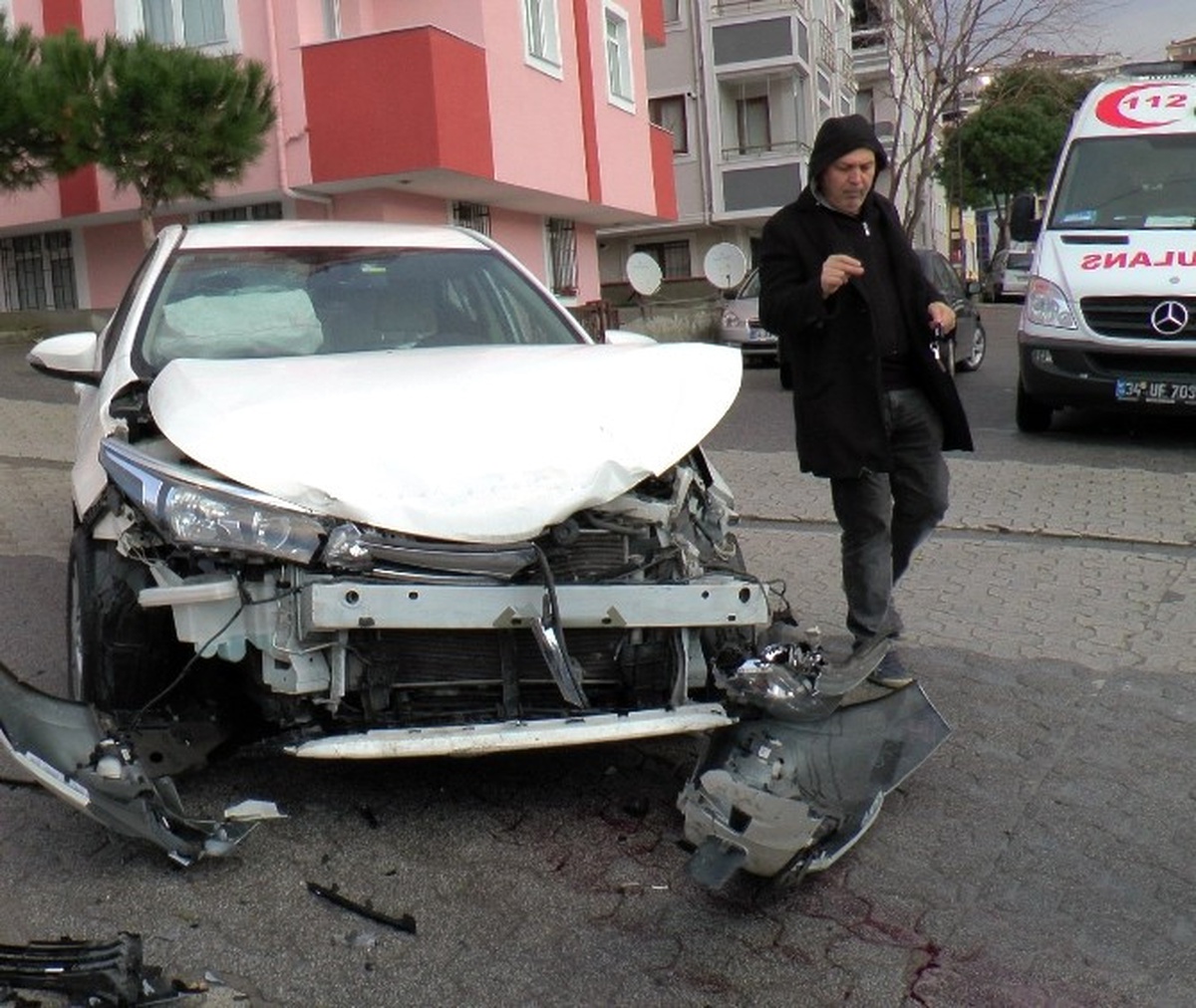 Ataşehir\'de 3 Kişinin Yaralandığı Kazadan Gasp Olayı Çıktı