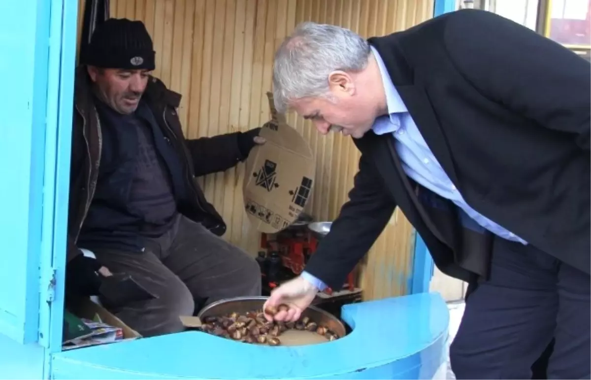 Bayburt Belediyesi Kestane Satıcılarının Yüzünü Güldürdü