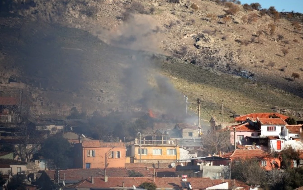 Bergama\'da İki Evde Çıkan Yangın Paniğe Yol Açtı