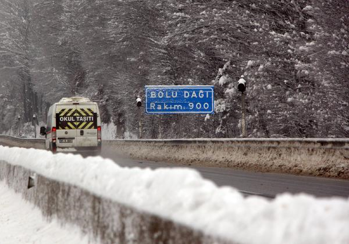 Bolu Dağı\'nda Kar Ulaşımı Zorlaştırdı
