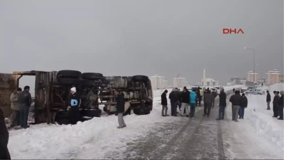 Çöp Kamyonu Devrildi Işçiler Yaralandı