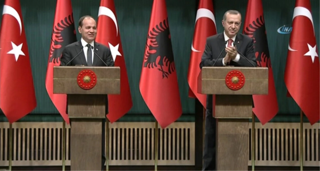 Cumhurbaşkanı Erdoğan, Arnavut Gazeteciyi Alkışladı