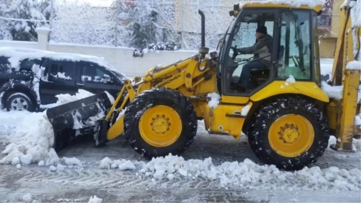 Eruh Belediyesinden Kar Temizleme Çalışmaları