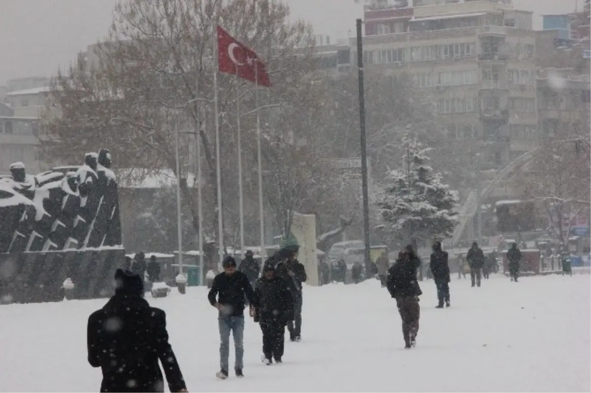 Gaziantep\'te Kar Yağışı Hayatı Felç Etti