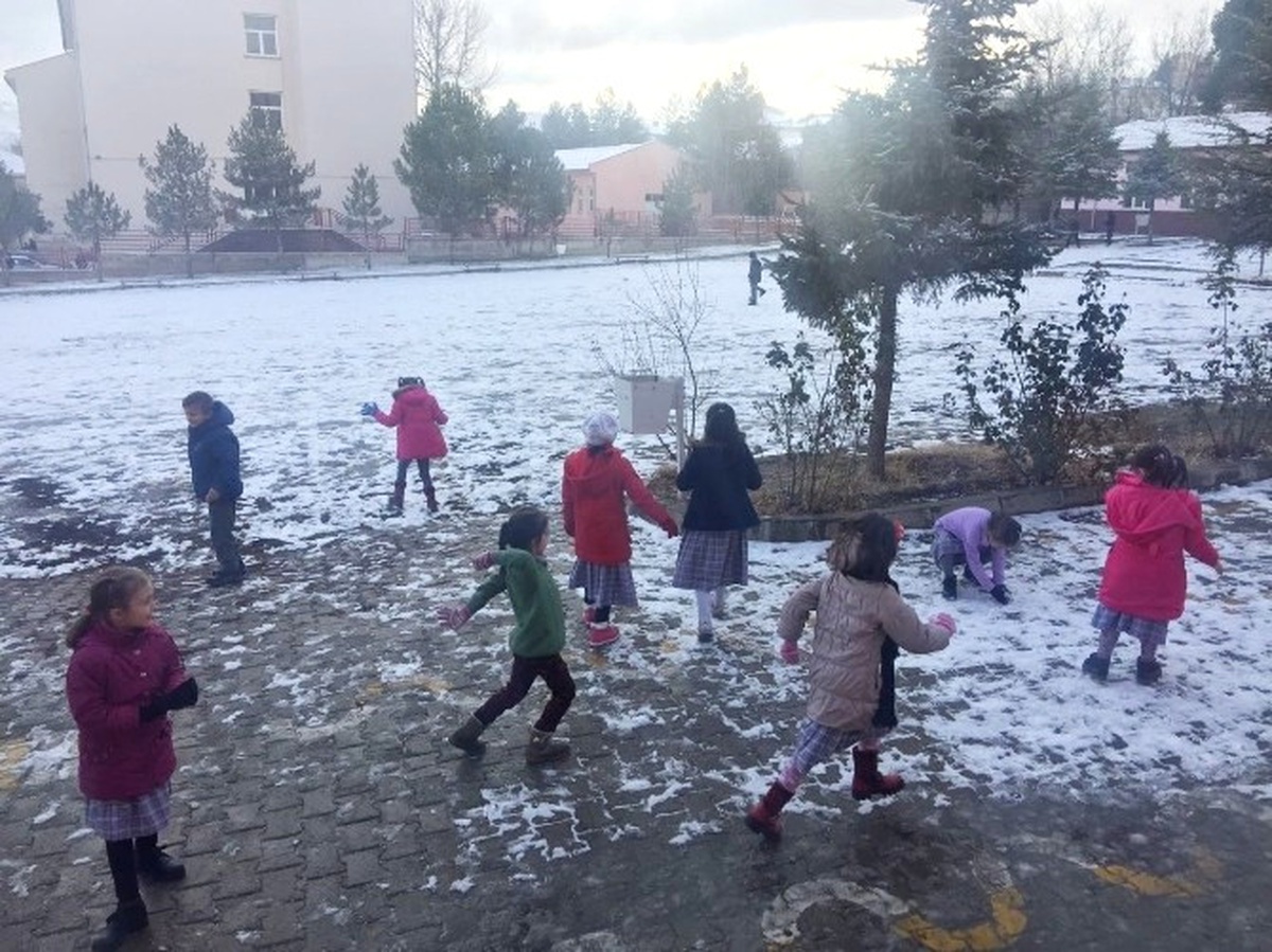 Hisarcık Merkezine Yılın İlk Karı Yağdı