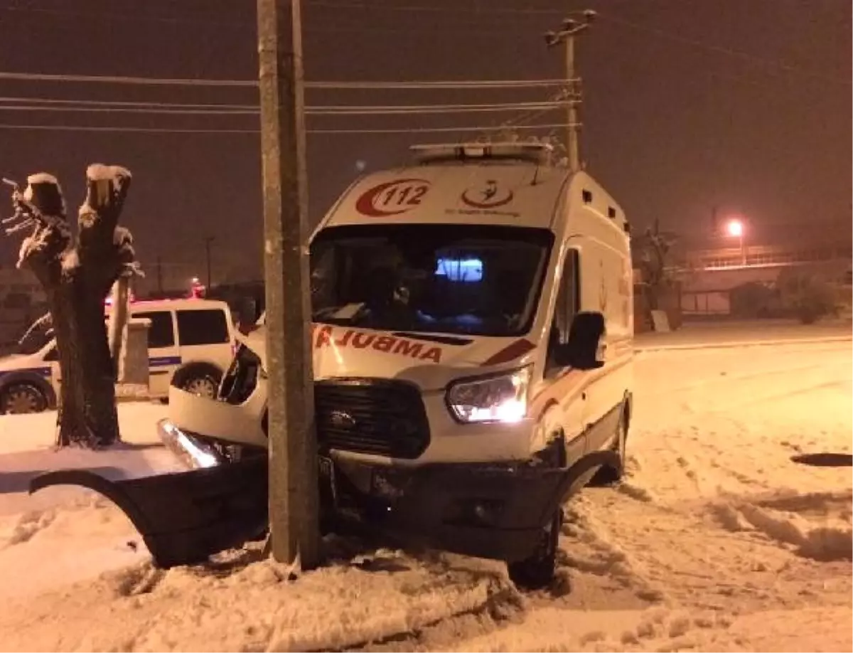 İnegöl\'de Ambulans Direğe Çarptı: Doktor Yaralandı