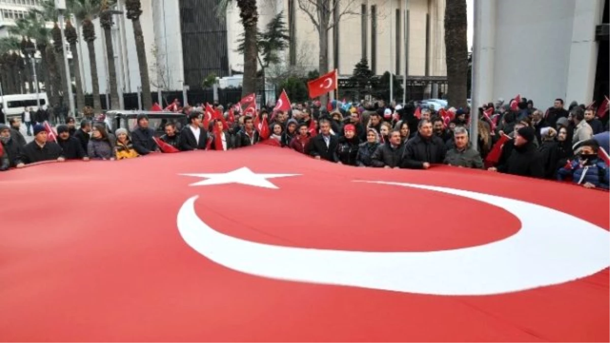 İzmir\'de "Şehitlere Saygı, Teröre Lanet" Yürüyüşü