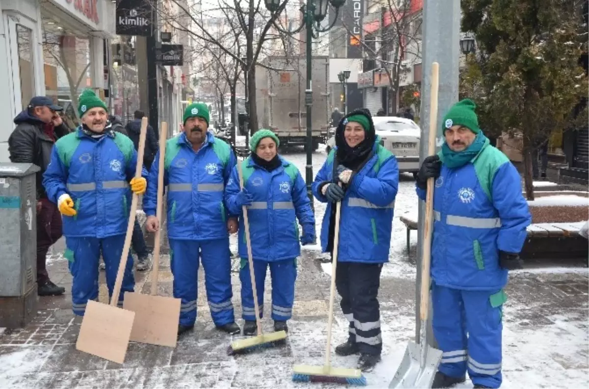 Kaldırımları Temiz Tutmak İçin Birlikte Mücadele Ediyorlar