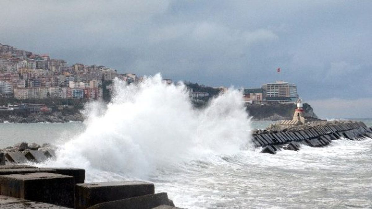 Karadeniz\'deki Dalgalar Kartpostallık Görüntüler Oluşturdu