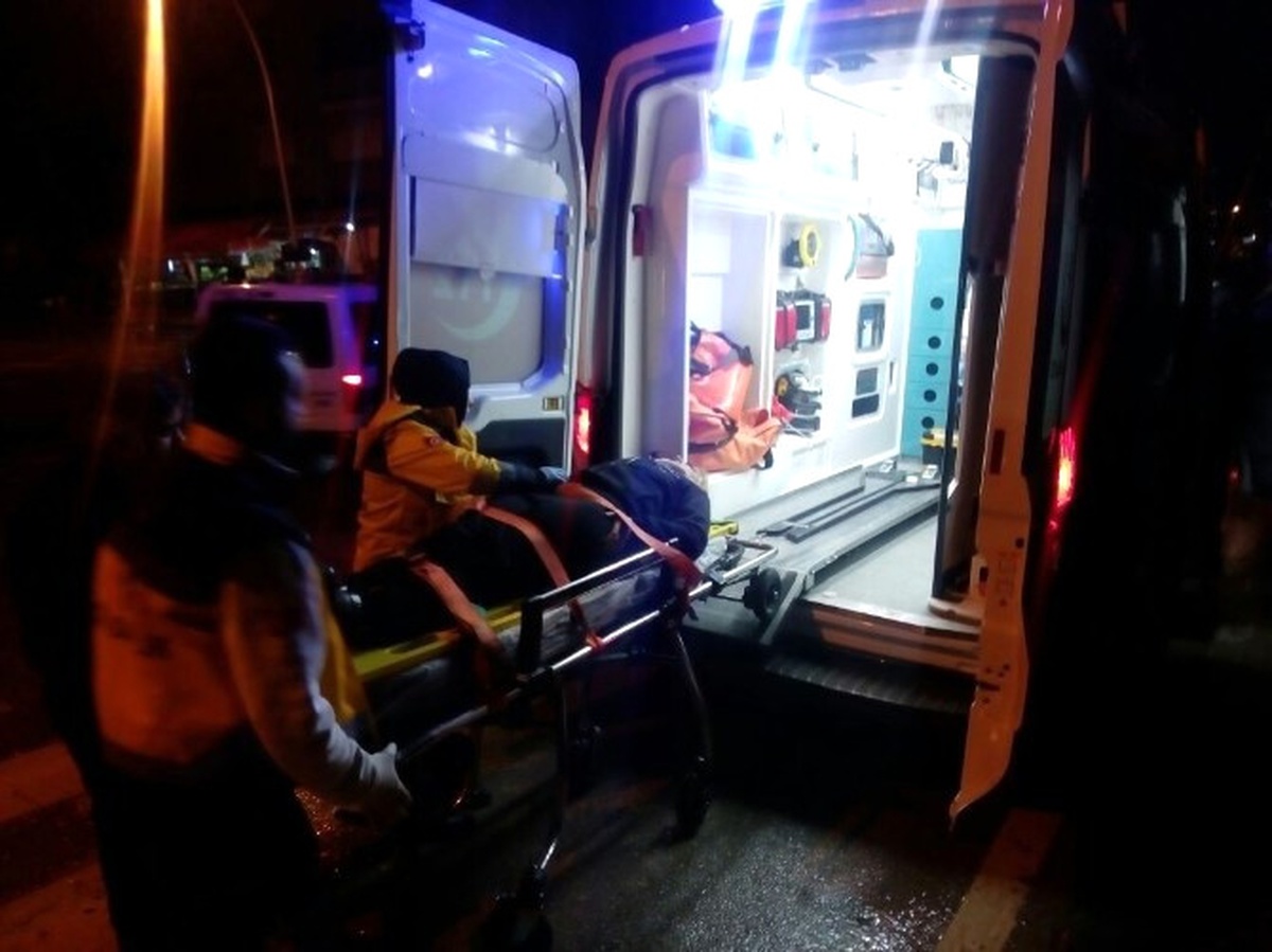 Kocaeli\'de İki Otomobil Kavşakta Çarpıştı: 1 Yaralı