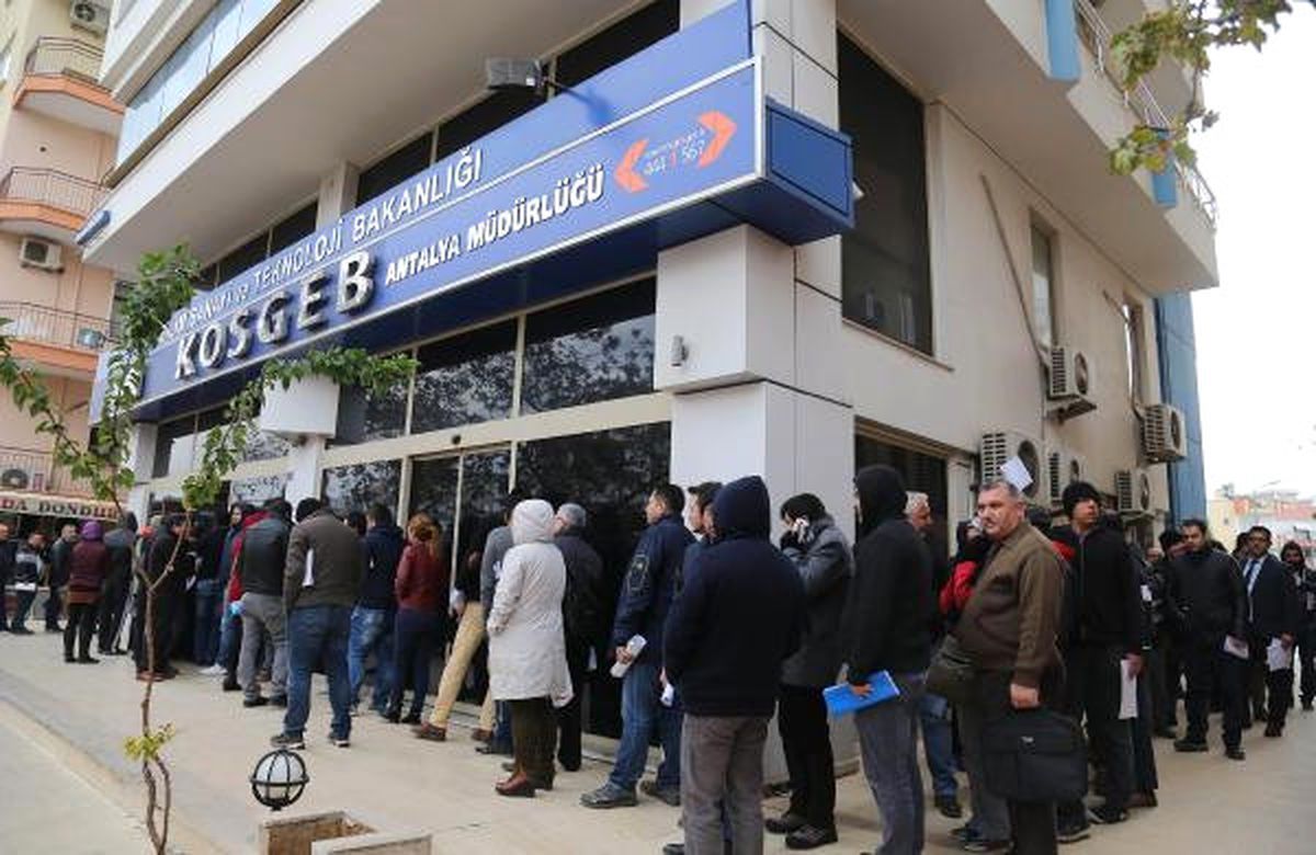 Kosgeb\'de Kredi Sırası Binayı Sardı
