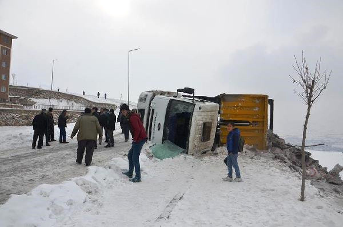 Malatya\'da Çöp Kamyonu Devrildi: 3 İşçi Yaralı