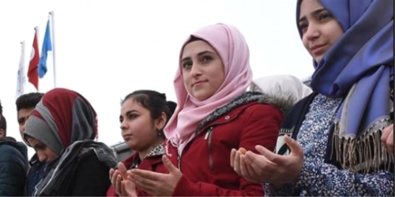 Öğretmen ve Öğrencilerden "Halep İçin Bir Dua" Projesi