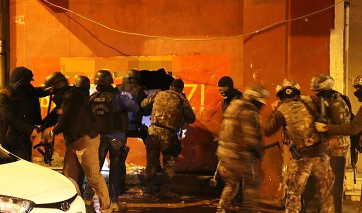 Polis Dernek Binasına Duvarı Delerek Girdi