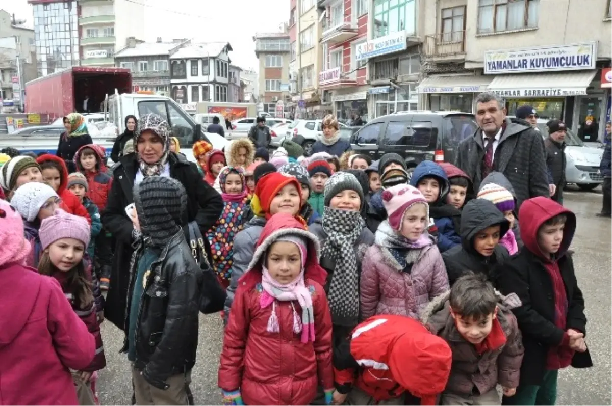 Sandıklı\'da Öğrenciler Harçlıklarını Halep\'e Bağışladı