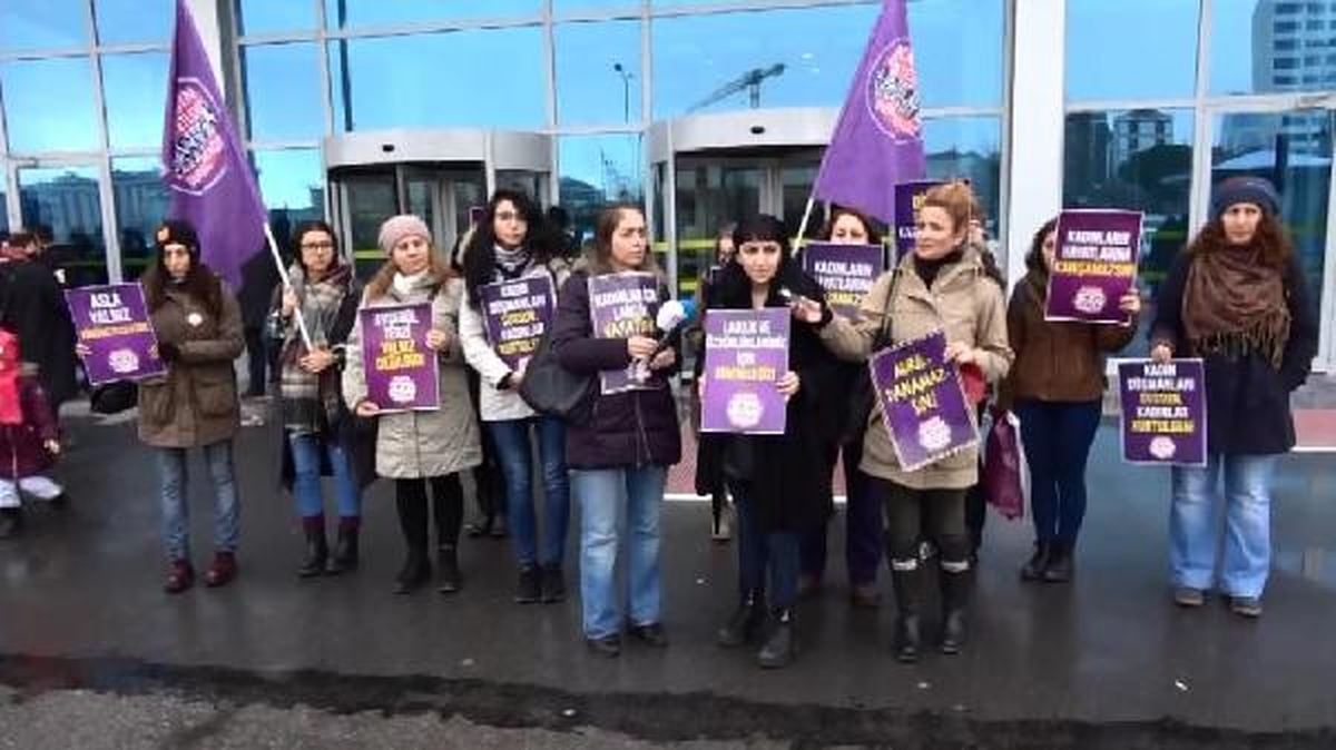 Şortlu Hemşireye Tekme Davası Sonrası Kadınlardan Basın Açıklaması
