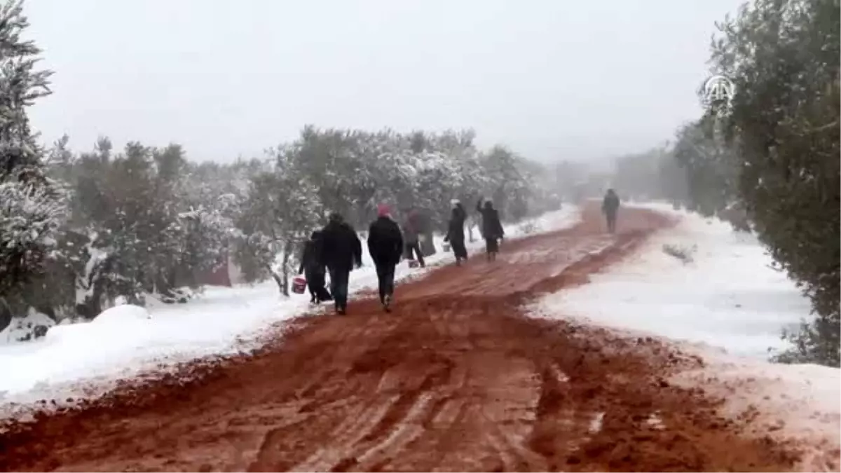 Suriye\'de Kar Yağışı Çileye Dönüştü