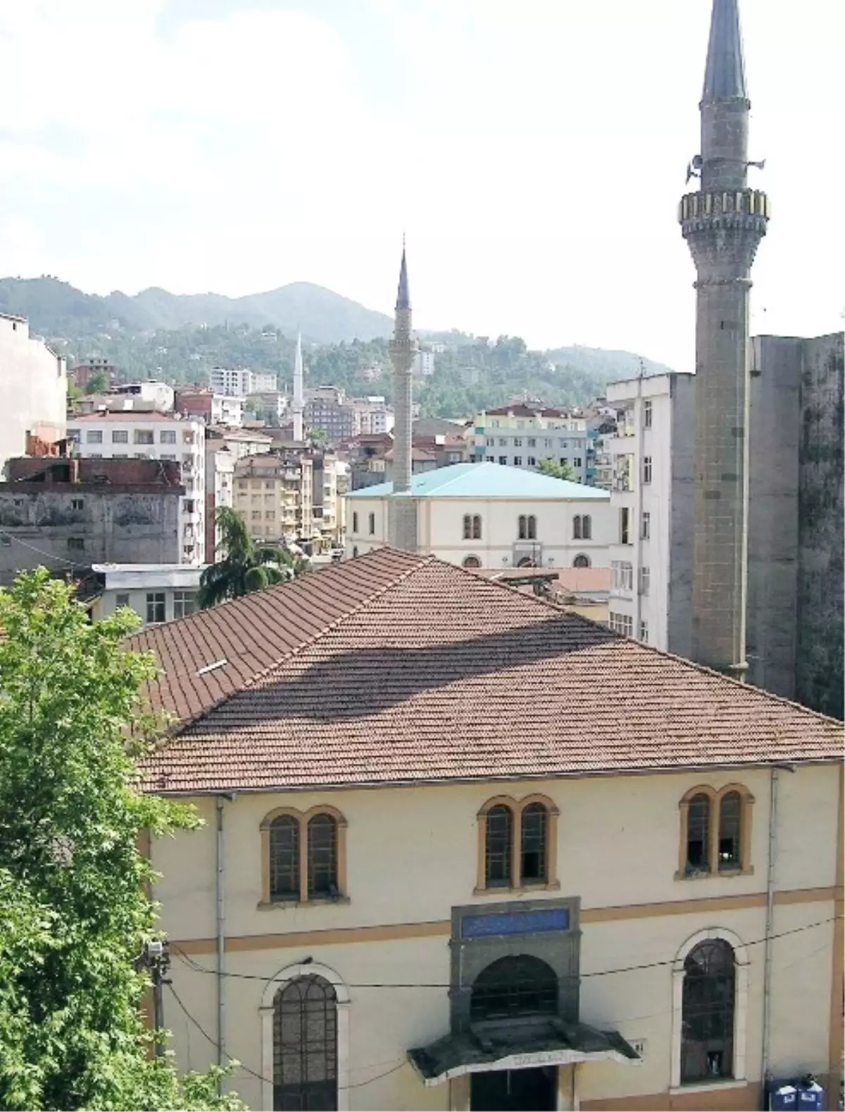 Tarihi Orta Cami\'nin Yıkım İhalesi Gerçekleşti