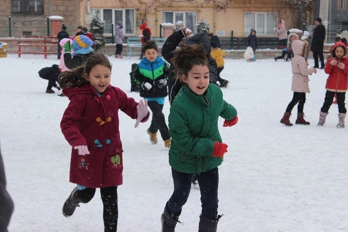 Tavşanlı\'da Kar Yağışı Çocukları Sevindirdi