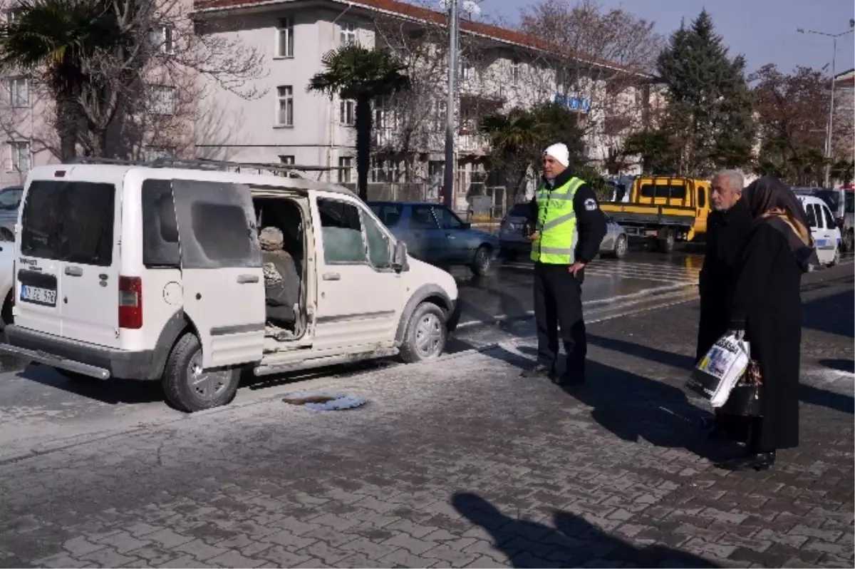 Yanan Otomobil Trafiği Aksattı