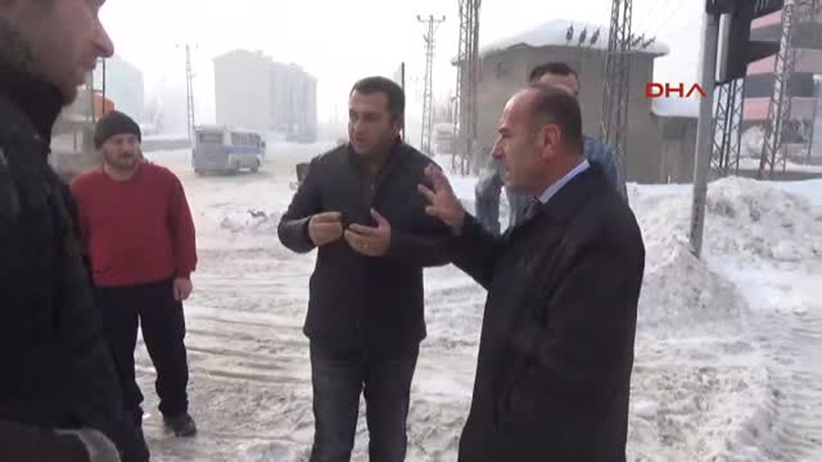 Yüksekova\'da Karları Temizleme Çalışması