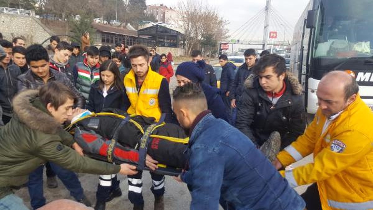 2 Araca Çarpan Motosiklet Sürücüsü Yaralandı