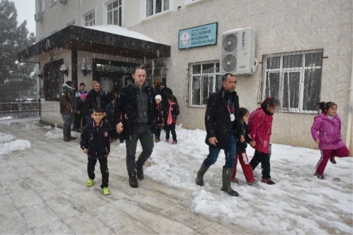 Alanya\'da Kar Nedeniyle Okulda Mahsur Kalan Öğrencileri Belediye Ekipleri Kurtardı