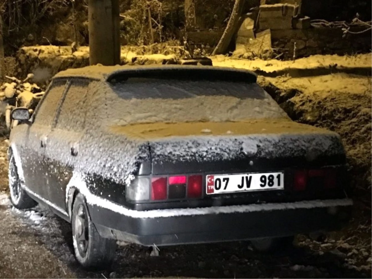 Alanya\'da Kar Yolları Kapattı, Karayolları Tuzlama Çalışması Yaptı