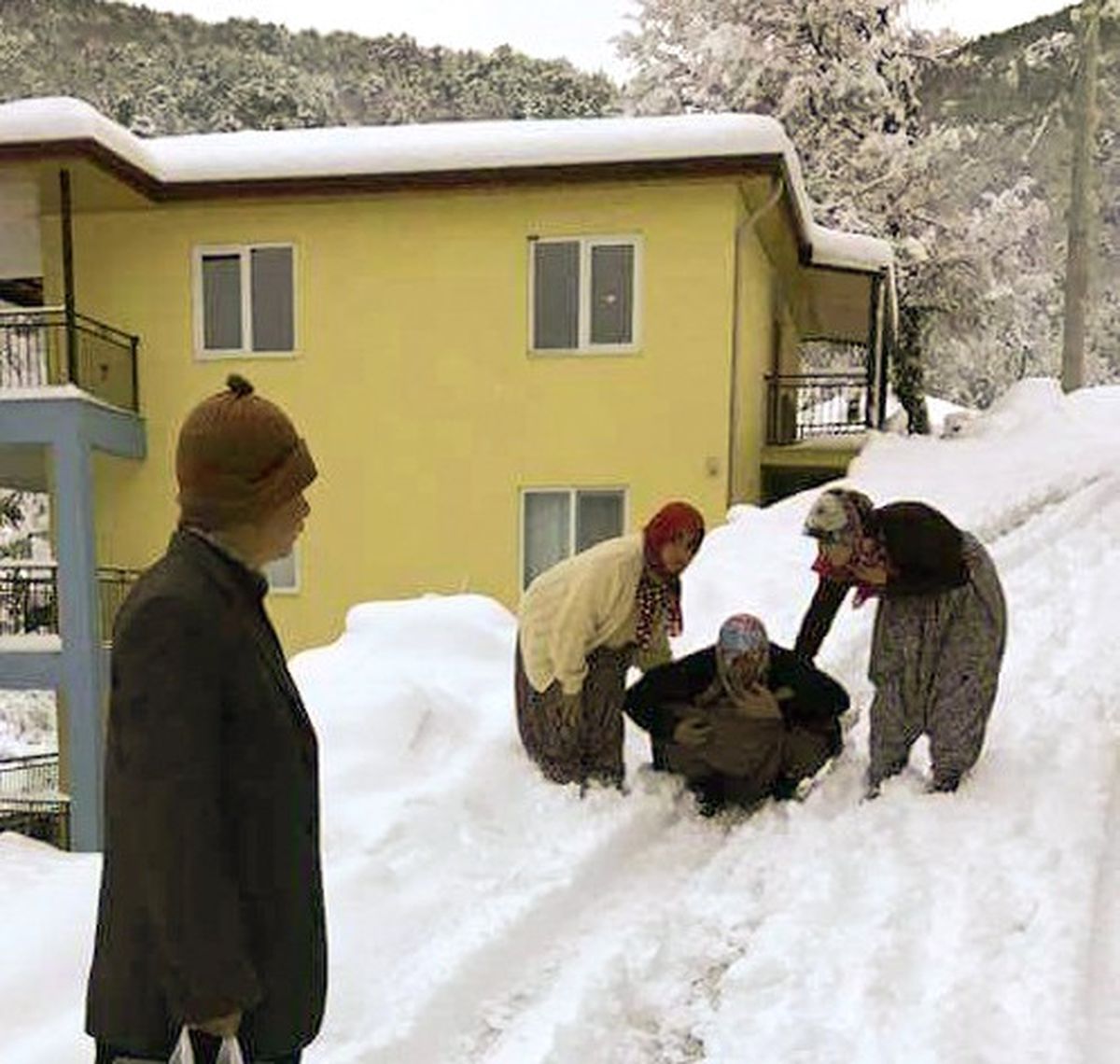 Alanya\'da Karda Mahsur Kalan Kadın Hasta Kurtarıldı