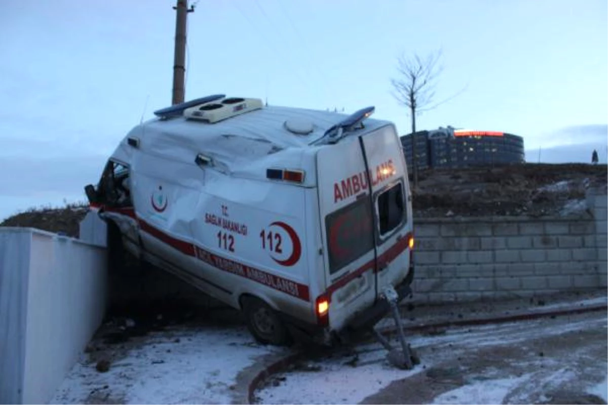 Ambulans Kaza Yaptı: 5 Yaralı