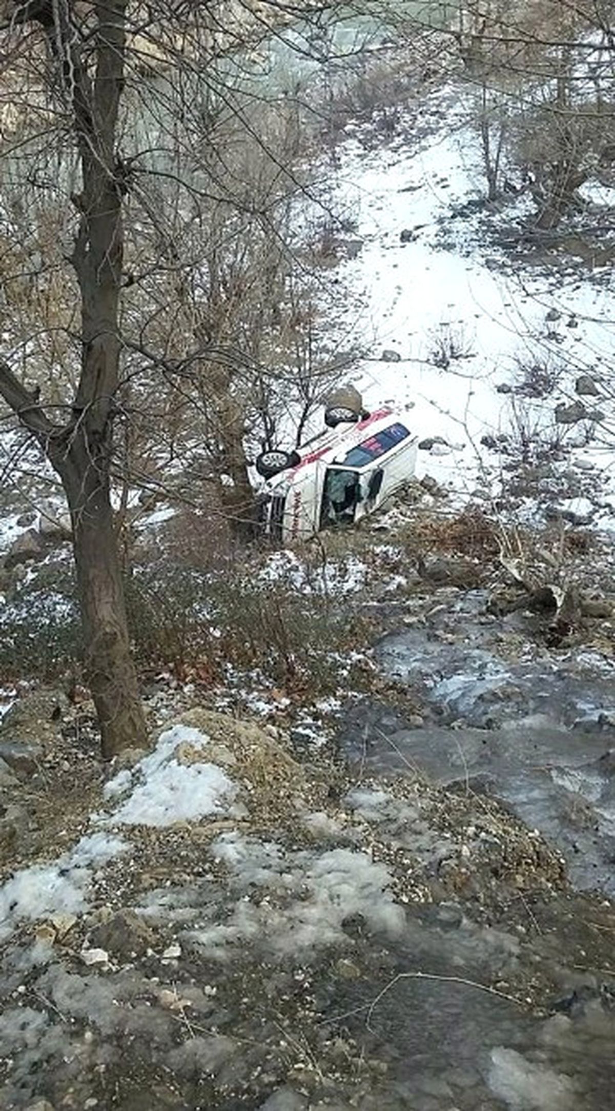 Ambulans Şarampole Yuvarlandı: 3 Yaralı