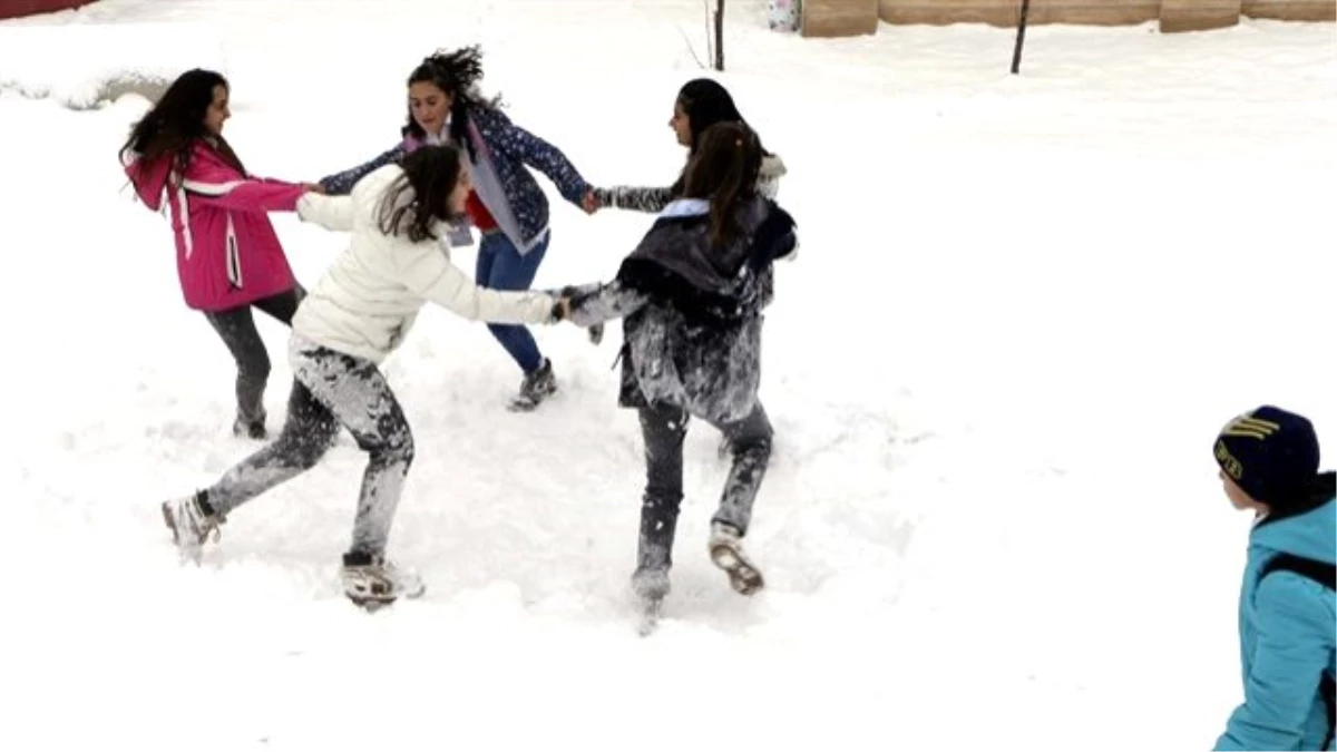 Antalya\'da Eğitime Kar Engeli