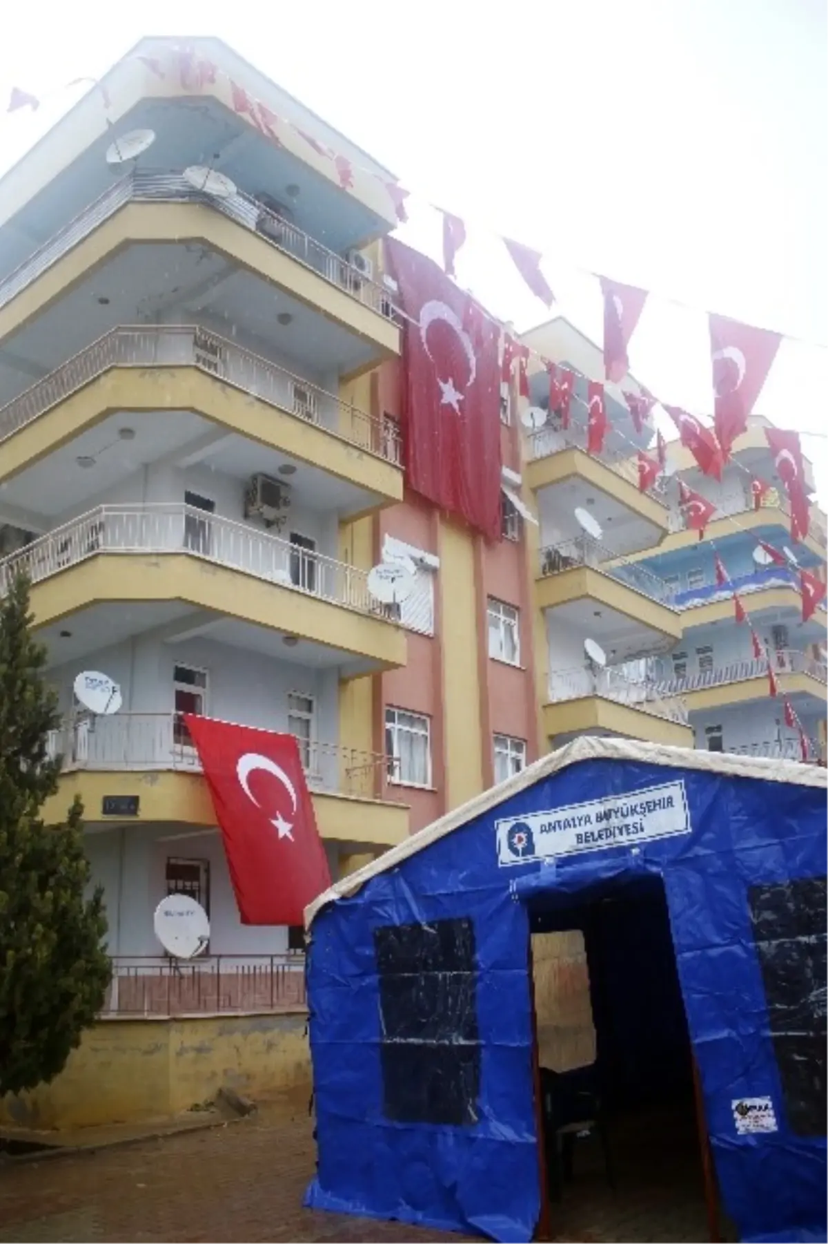 Antalyalı Şehidin Evine Dev Türk Bayrağı Asıldı