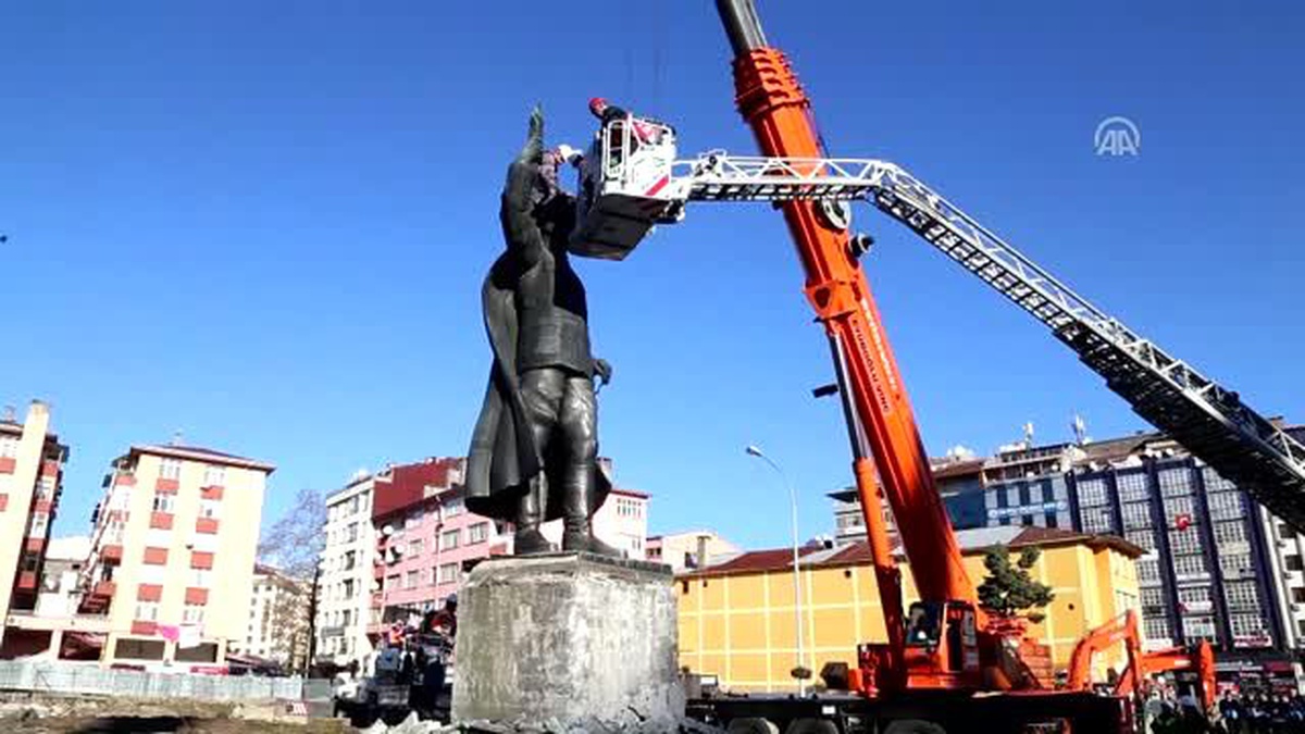 Atatürk Heykeli Tören Alanına Yerleştirildi