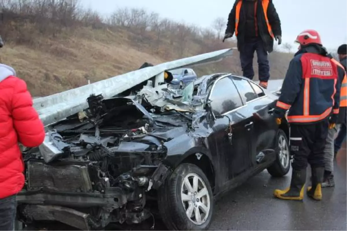 Bariyerlere Çarpan Otomobilin Sürücüsü Yaralandı