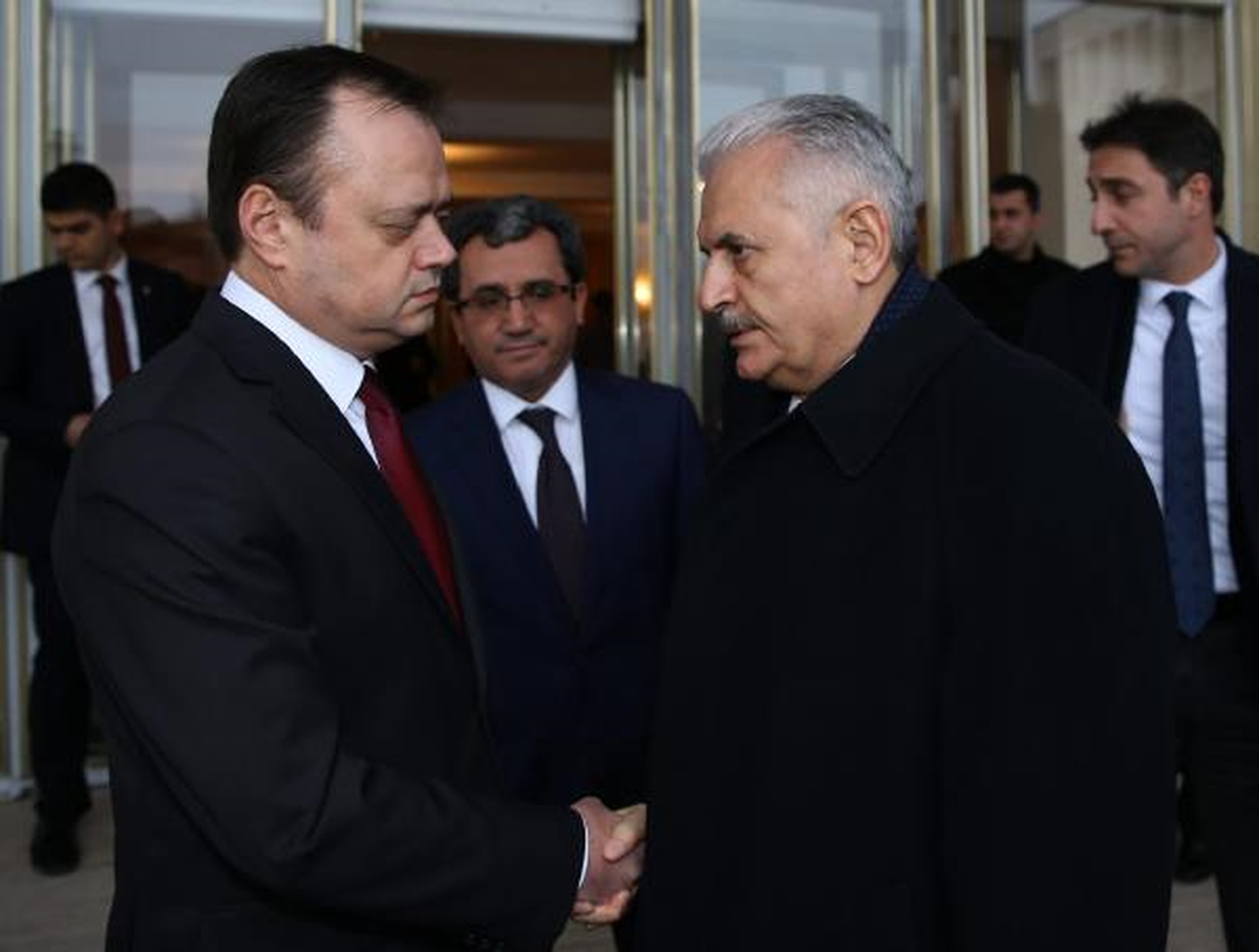 Başbakan Yıldırım, Rusya\'nın Ankara Büyükelçiliğine Taziye Ziyaretinde Bulundu