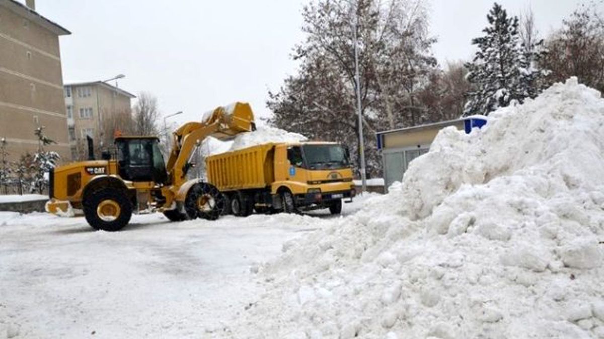 Bingöl\'de 17 Bin Ton Kar Şehir Dışına Taşındı