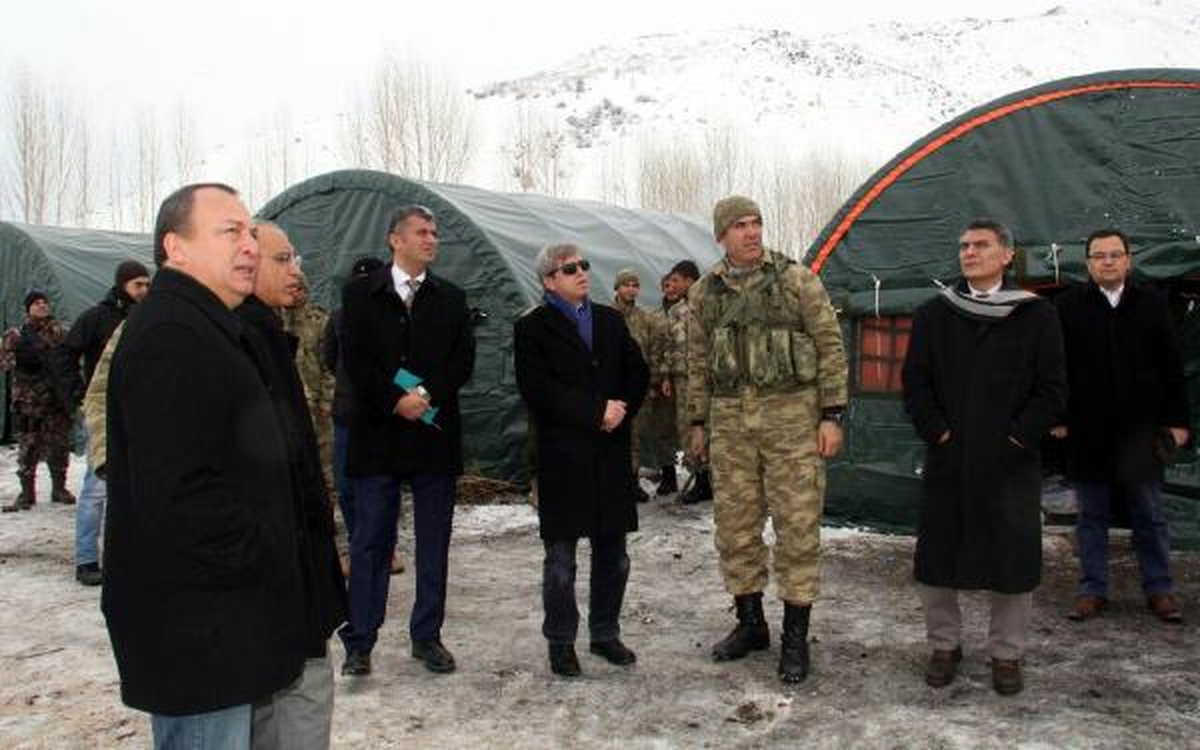 Bitlis Valisi Çınar\'dan Üs Bölgesindeki Askerlere Ziyaret