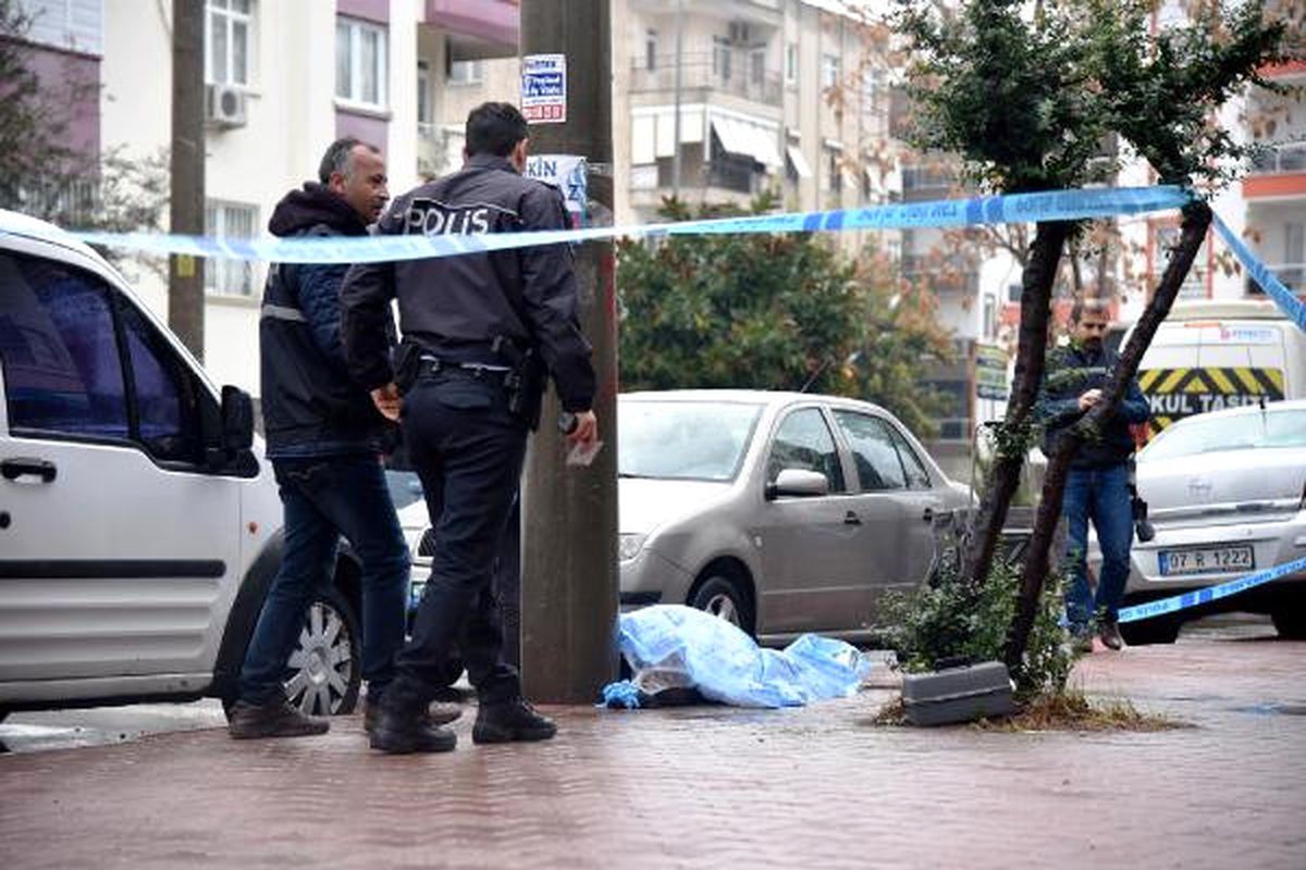 Cesedi 2.5 Saat Yağmur Altında Bekletildi