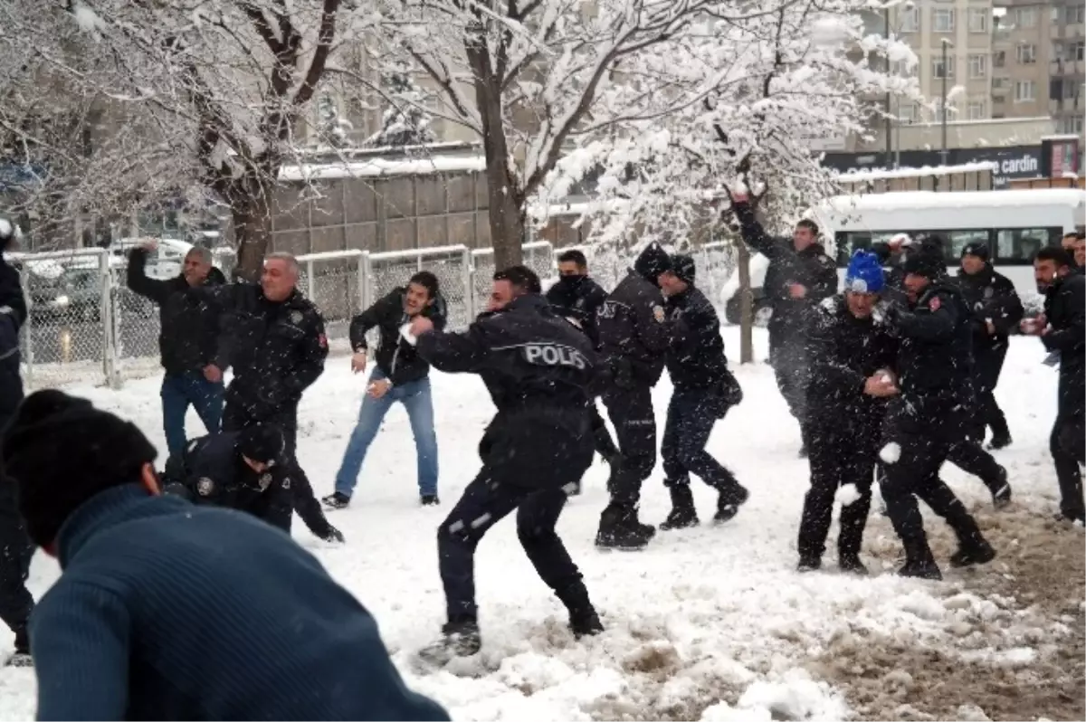 Çevik Kuvvet ile Vatandaşın Kartopu Savaşı