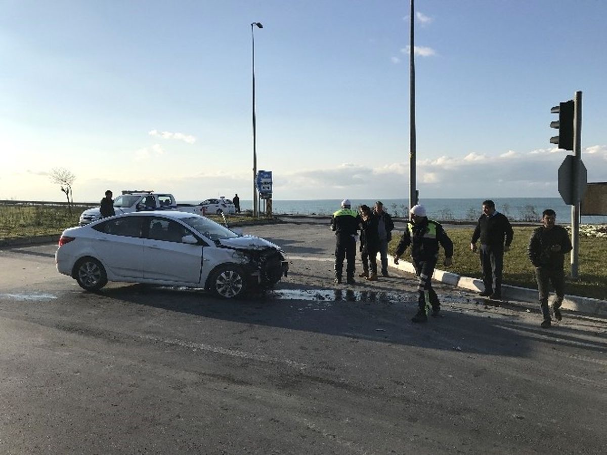 Çimento Yüklü Tır, Otomobille Çarpıştı
