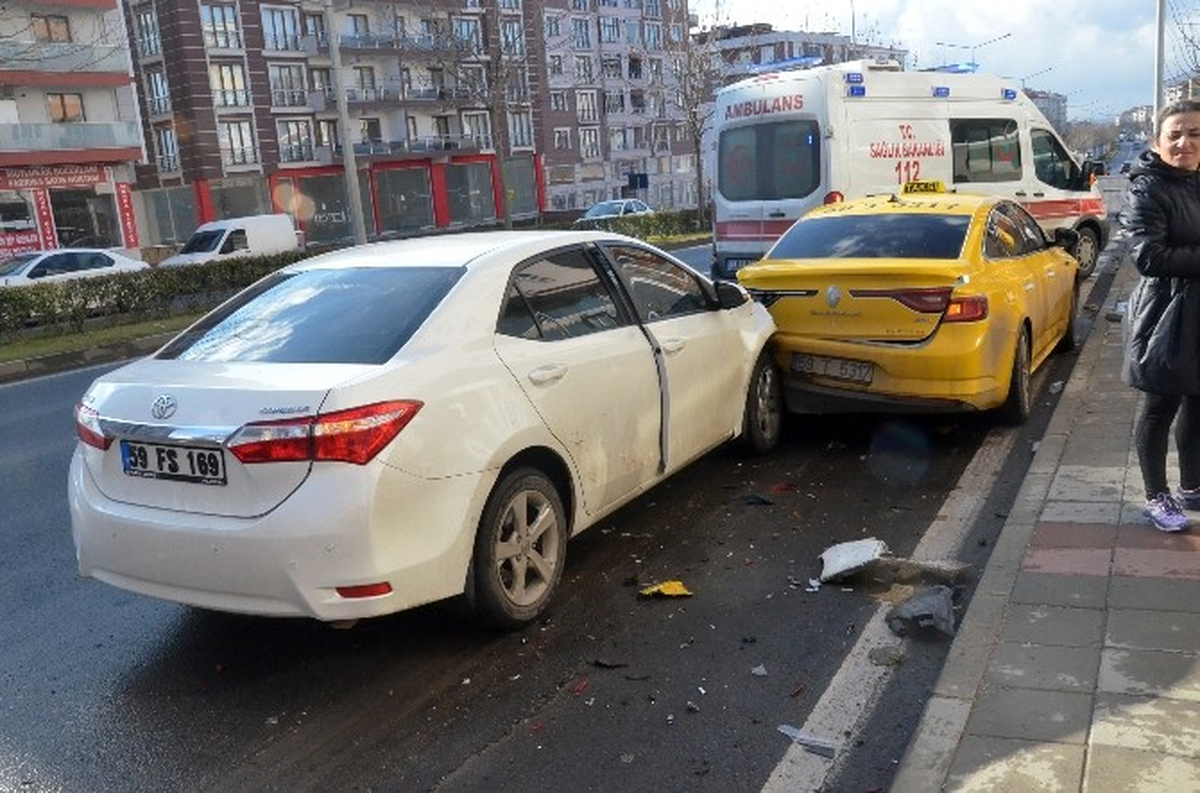 Çorlu\'da Trafik Kazası: 2 Yaralı